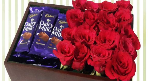 Wooden_Tray_of_Roses_Dairy_Milk-01_88ff1ba2-81dd-4d14-8326-007bd1ec305e-1.jpg